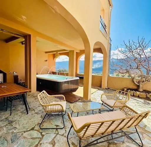 Authentique Appartement Vue Montagnes Avec Grand Patio Et Jacuzzi Chauffe