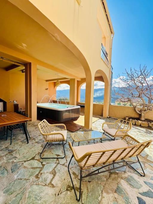 Authentique Vue Montagnes Avec Grand Patio Et Jacuzzi Chauffe Apartment