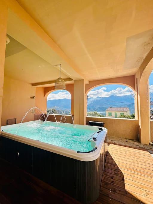 Authentique Vue Montagnes Avec Grand Patio Et Jacuzzi Chauffe Apartment