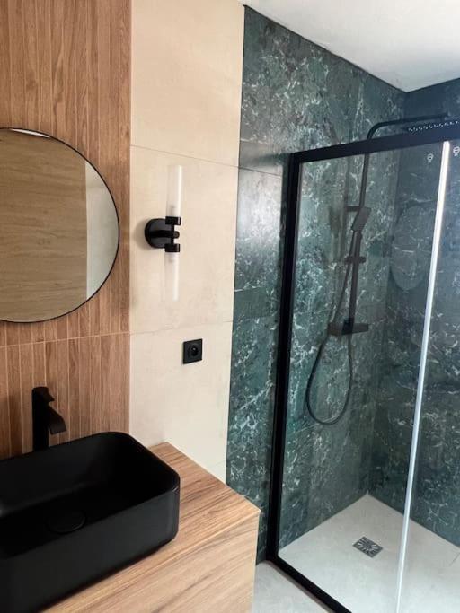 Authentique Vue Montagnes Avec Grand Patio Et Jacuzzi Chauffe