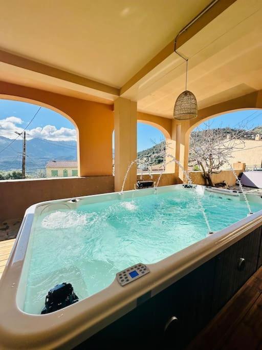 Apartment Authentique Vue Montagnes Avec Grand Patio Et Jacuzzi Chauffe