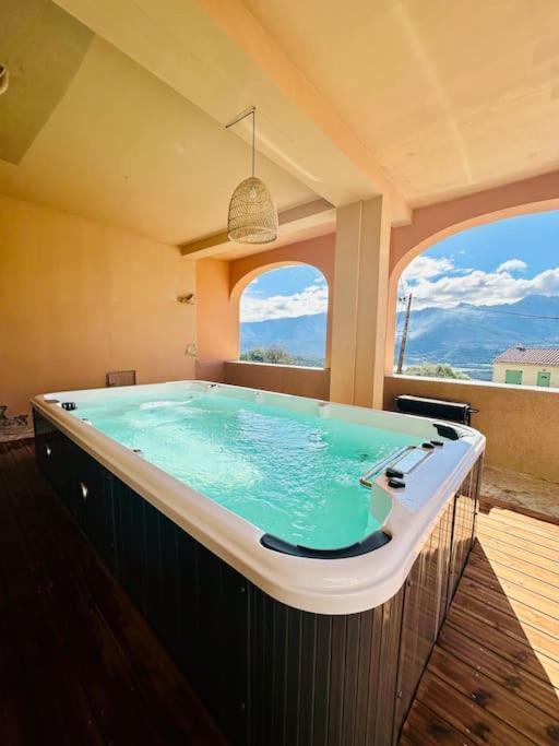 Authentique Vue Montagnes Avec Grand Patio Et Jacuzzi Chauffe
